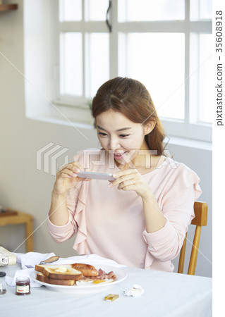 Young woman, cellphone, photo shoot Young woman, cellphone, photo shoot 35608918