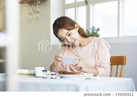 Young woman, cellphone, photo shoot Young woman, cellphone, photo shoot 35608922