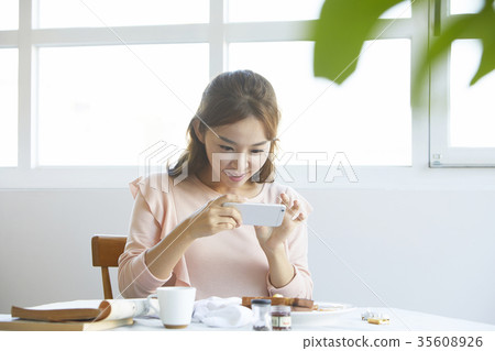 Young woman, cellphone, photo shoot Young woman, cellphone, photo shoot 35608926