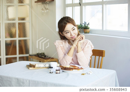 年輕的女人,食物,早午餐 年輕的女人,食物,早午餐 35608943