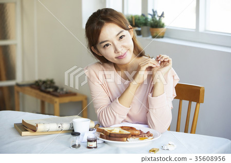 年輕的女人,食物,早午餐 年輕的女人,食物,早午餐 35608956