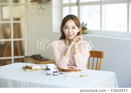 Young woman, food, brunch Young woman, food, brunch 35608957
