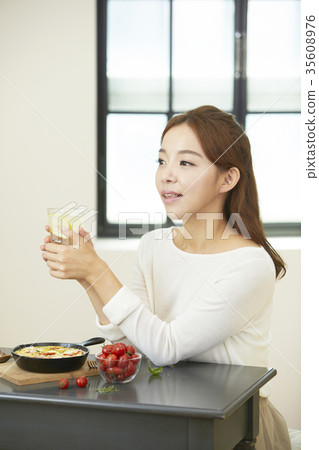 年輕女子,食品,成分 年輕女子,食品,成分 35608976