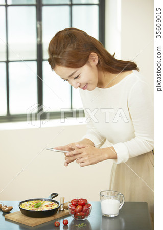 Young woman, cellphone, photo shoot Young woman, cellphone, photo shoot 35609015