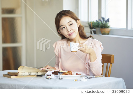 Young woman, food, brunch Young woman, food, brunch 35609023
