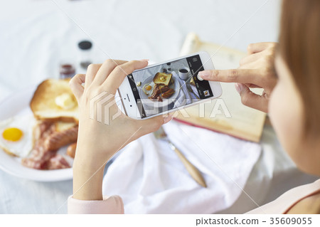 Young woman, cellphone, photo shoot Young woman, cellphone, photo shoot 35609055