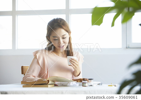 年輕女子，休閒，閱讀 35609061