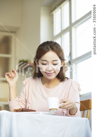 年輕的女人,食物,早午餐 年輕的女人,食物,早午餐 35609064