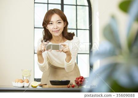 Young woman, cellphone, photo shoot Young woman, cellphone, photo shoot 35609088