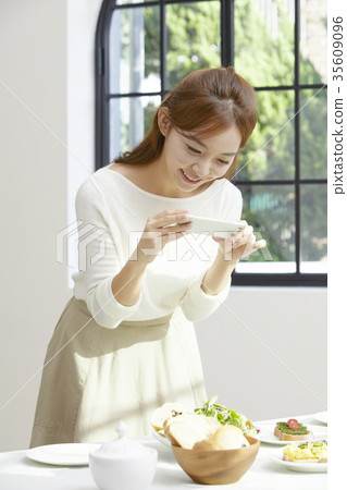 Young woman, cellphone, photo shoot Young woman, cellphone, photo shoot 35609096