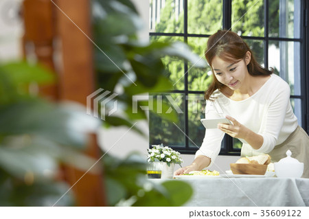 Young woman, cellphone, photo shoot Young woman, cellphone, photo shoot 35609122