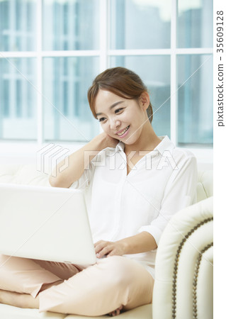 Young woman, laptop 35609128