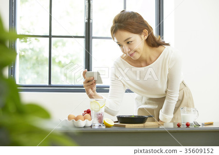 Young woman, cellphone, photo shoot Young woman, cellphone, photo shoot 35609152