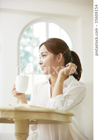 Young woman, leisure, reading Young woman, leisure, reading 35609154