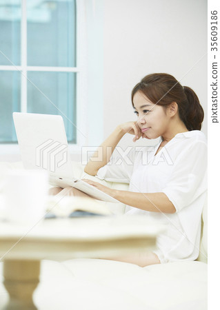 少婦，膝上型計算機 35609186