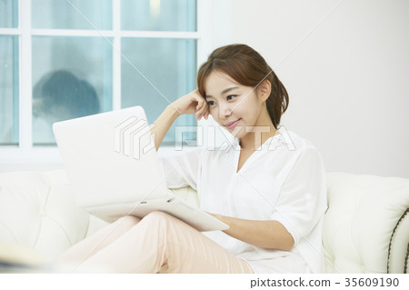 少婦，膝上型計算機 35609190