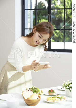 Young woman, cellphone, photo shoot Young woman, cellphone, photo shoot 35609207