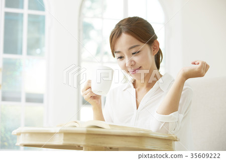 年輕女子,休閒,閱讀 年輕女子,休閒,閱讀 35609222