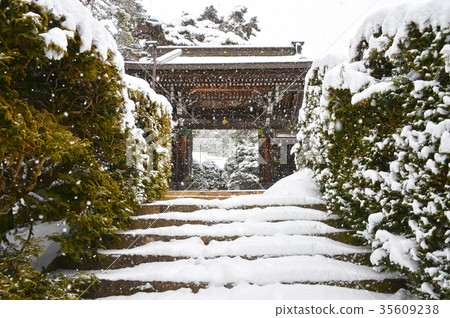 高山Hokke-ji寺的雪景 35609238