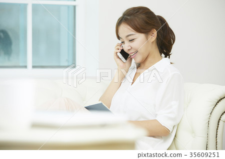 年輕的女人，手機，貨幣 35609251