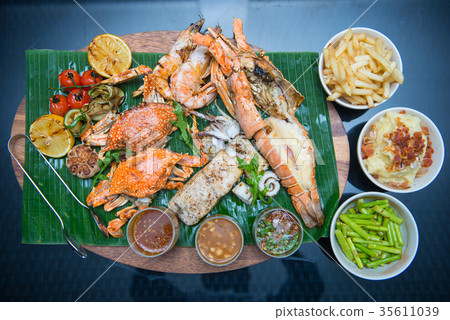 Mixed grilled seafood with side dishes 35611039