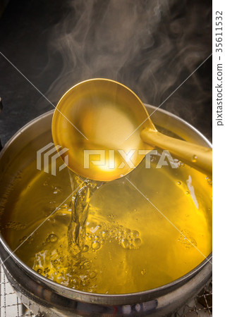 Japanese soup stock make broth from bonito 35611532