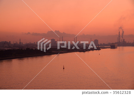 黃昏京都工業區千葉縣景觀君津市木更津港 黃昏京都工業區千葉縣景觀君津市木更津港 35612328