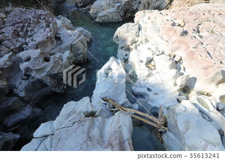 Worship of waterfall 35613241