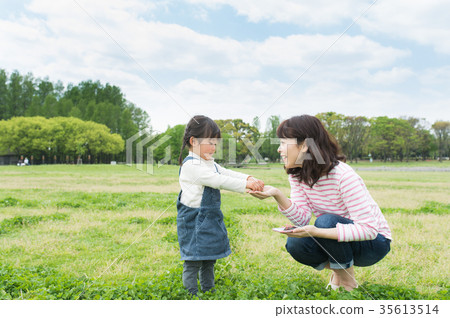 父母和孩子在公園玩耍 父母和孩子在公園玩耍 35613514