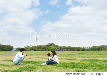 Parent and child playing in the park 35613698