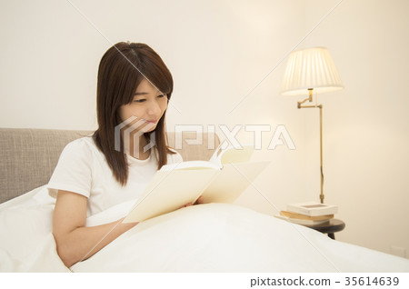 Lifestyle woman reading Lifestyle woman reading 35614639