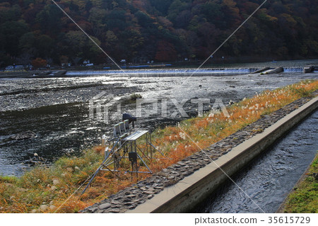 Katsura River in front of Arashiyama Mountain 35615729