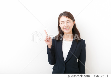 帶著微笑的女員工 帶著微笑的女員工 35617391