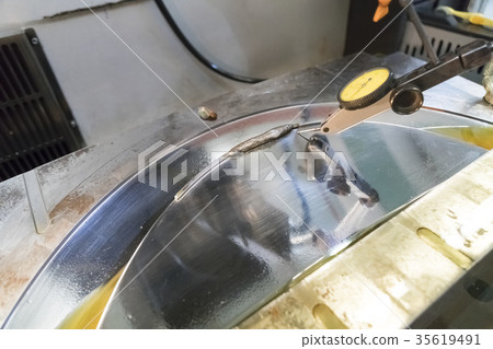 The dial gauge alignment the injection mold 35619491