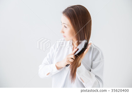 梳頭髮的女人 35620400