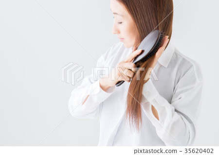 梳頭髮的女人 35620402
