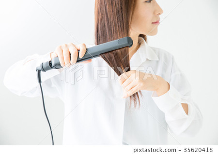Women who use trowel Women who use trowel 35620418