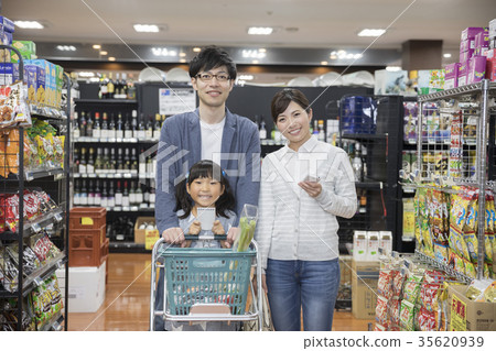 父母和孩子在超市購物 35620939