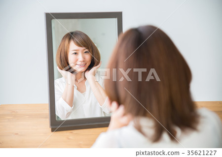 關心髮型的女人(微笑) 關心髮型的女人(微笑) 35621227