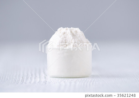 a scoop with white powder, selective focus 35621248