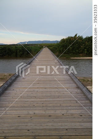 Flow bridge There is a flow of water 35623333