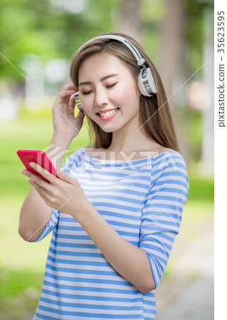 woman listen music woman listen music 35623595