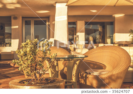 Promenade with shops and cafe in Porto Promenade with shops and cafe in Porto 35624707