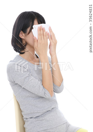 一個女人用熱毛巾托住她的眼睛 35624831