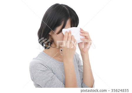 A woman who rests her eyes with a hot towel 35624835