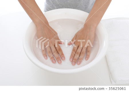 A bath 35625061