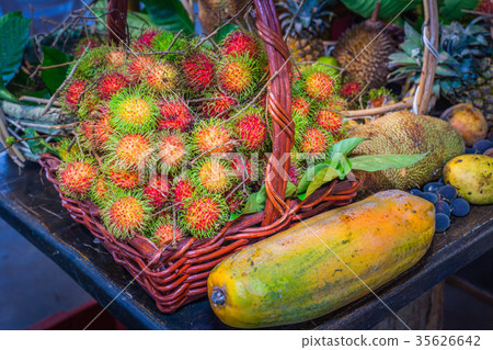 Thai fruits in the garden to bring tourists to eat 35626642