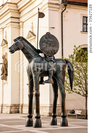 Equestrian statue of margrave Jobst of Luxembourg 35627189