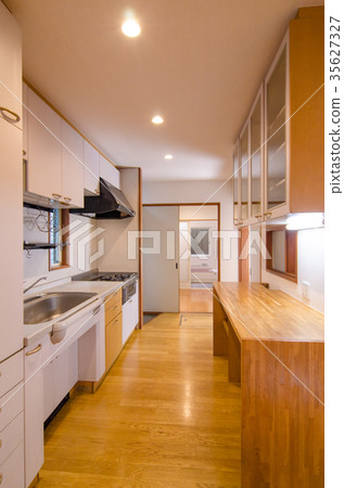 Spacious kitchen Spacious kitchen 35627327