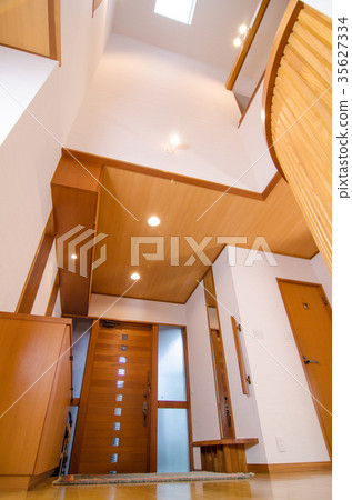 Entrance with a brow and skylight Entrance with a brow and skylight 35627334